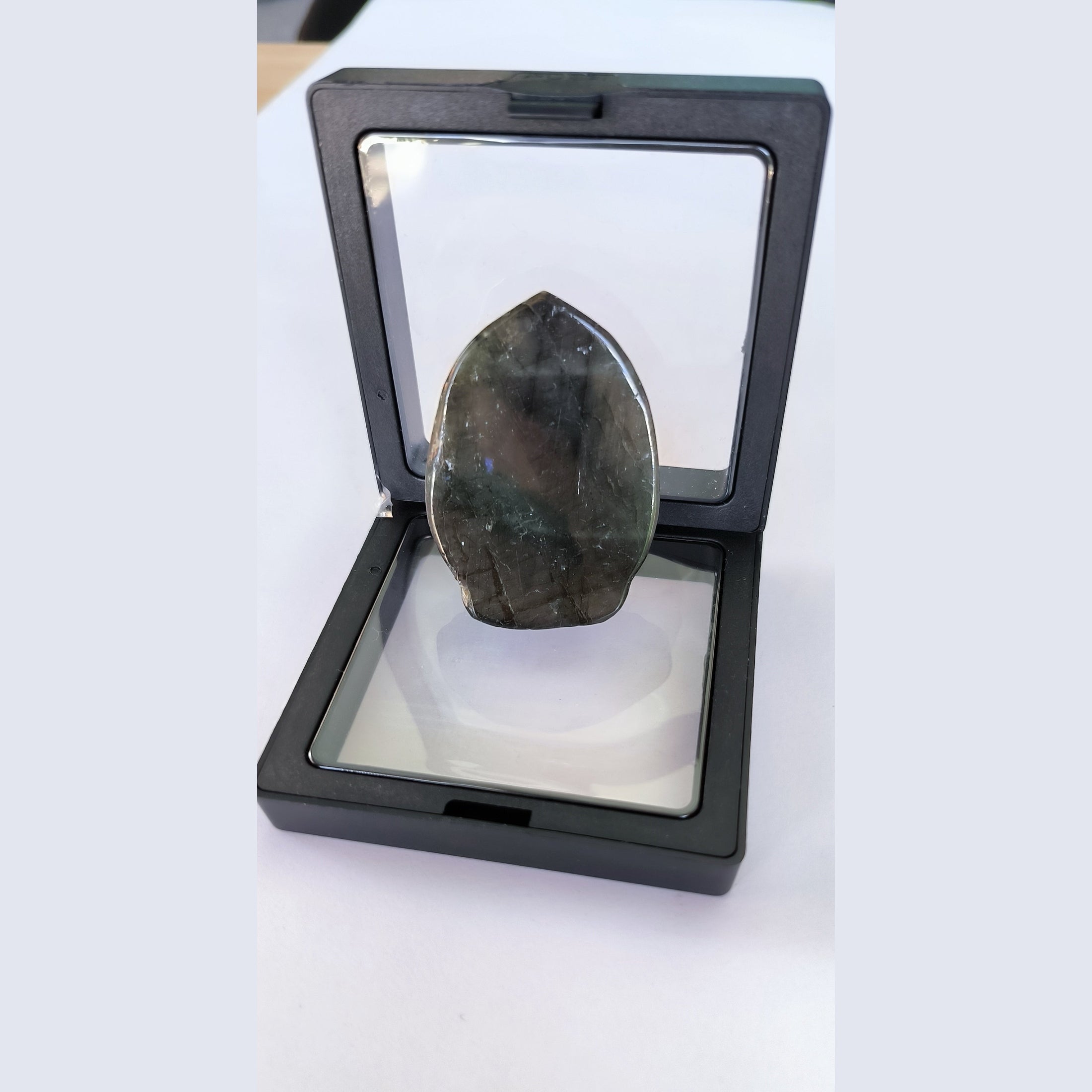 Bouddha Sculpté en Labradorite