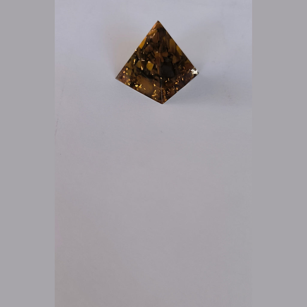 Pyramide Orgonite Chakra Racine – Ancrage & Stabilité