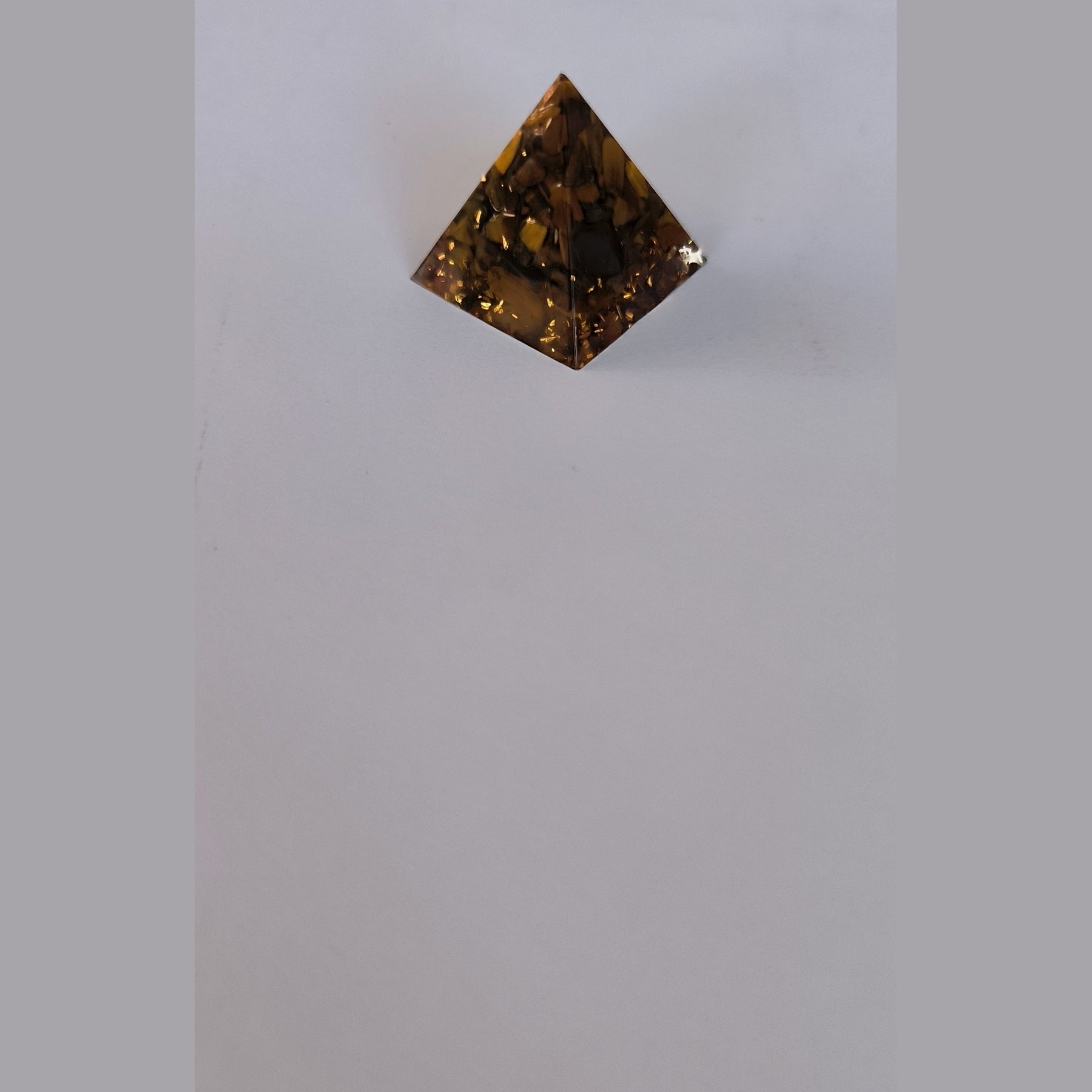 Pyramide Orgonite Chakra Racine – Ancrage & Stabilité