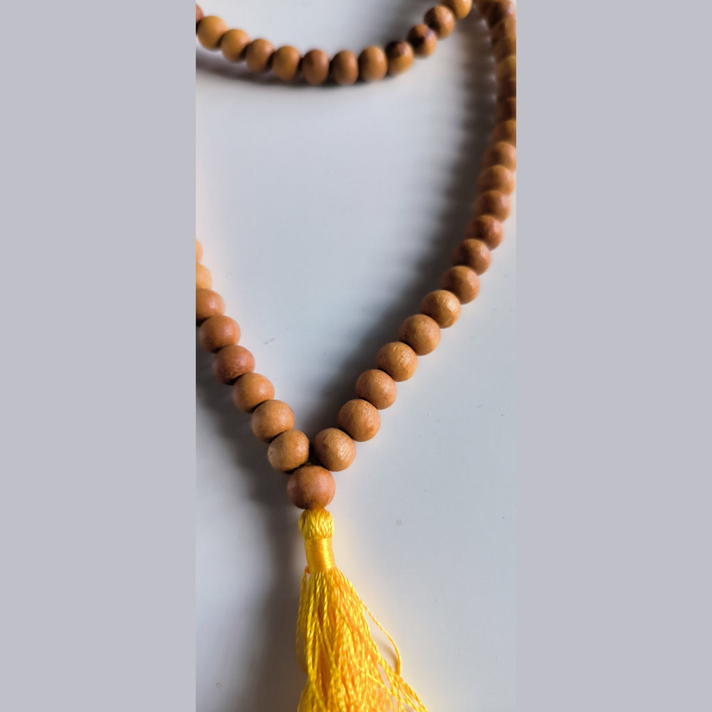 Mala en Bois de Santal – Pompon Jaune Doré