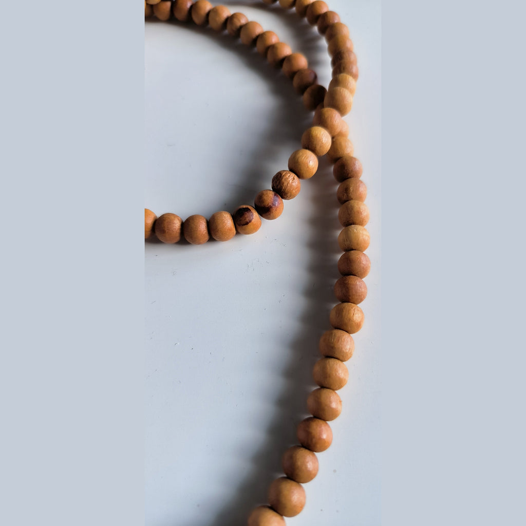 Mala en Bois de Santal – Pompon Jaune Doré