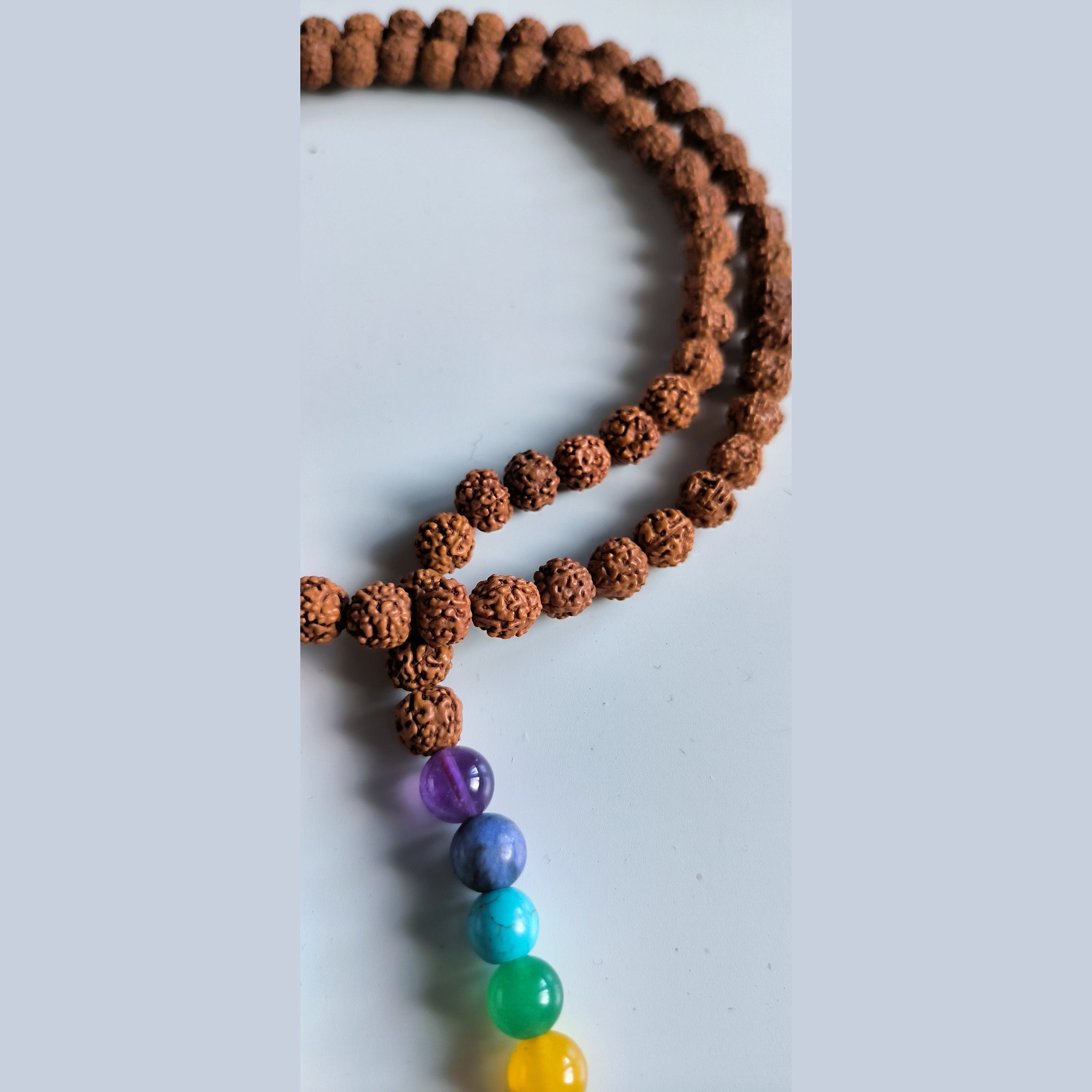Mala Rudraksha & Chakras – Harmonie et Équilibre